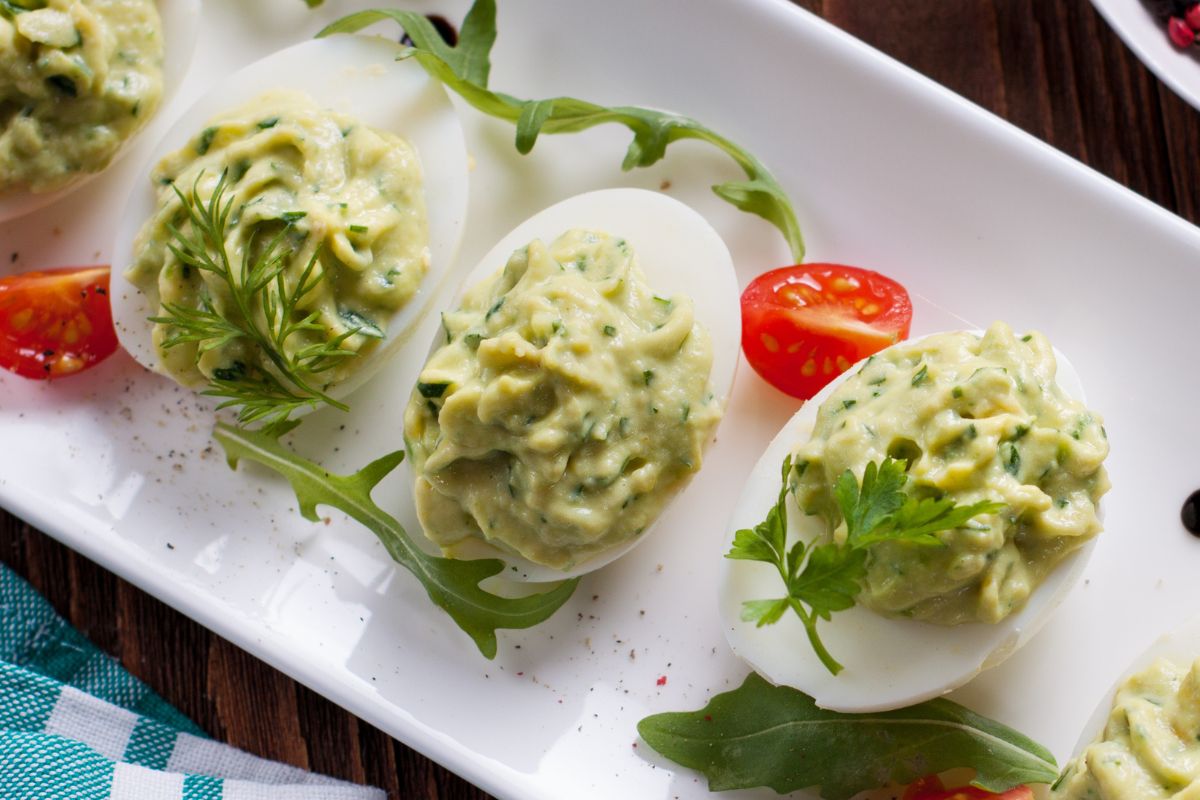 Lekkie i wyjątkowo zdrowe jajka faszerowane. Podaj na Wielkanoc, a skuszą się choćby ci, co ciągle dbają o linię