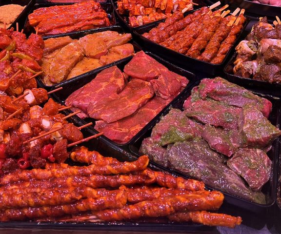 Dietetyk kliniczny ujawnia, co znajduje się w składzie gotowych mięs na grill