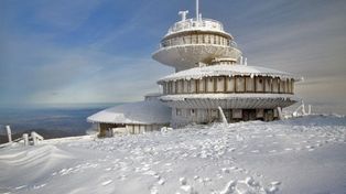 Bohaterowie kryminałów, romansów, powieści SF wędrują do Śnieżnych Kotłów, jedzą w restauracji w Karpaczu i całują się pod Szklarką