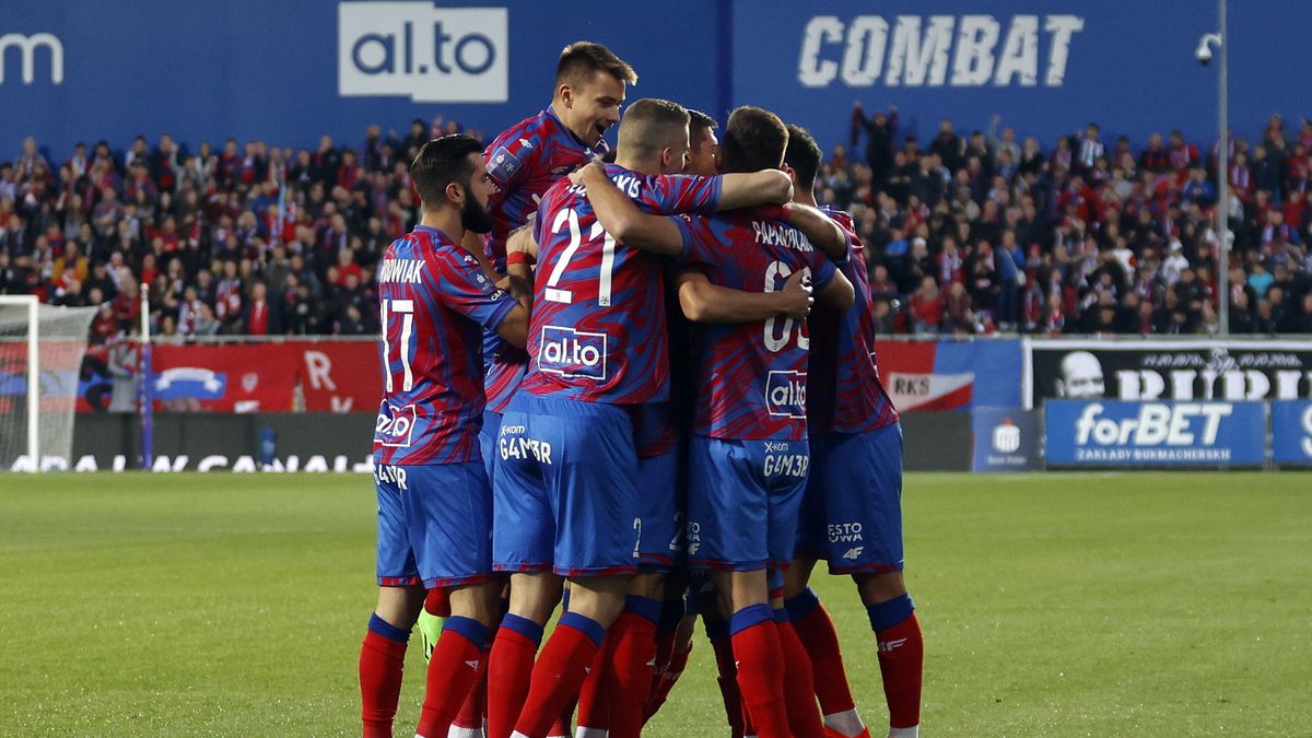 Częstochowa, 10.10.2022. Radość zawodników Rakowa Częstochowa po zdobytej bramce podczas meczu 12. kolejki piłkarskiej Ekstraklasy z Miedzią Legnica, 10 bm. (js) PAP/Waldemar Deska
