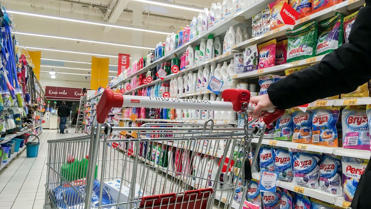 Obniżka VAT miała - według rządu - sprawić, że przeciętna rodzina zaoszczędzi około 45 zł miesięcznie w okresie od lutego do lipca.