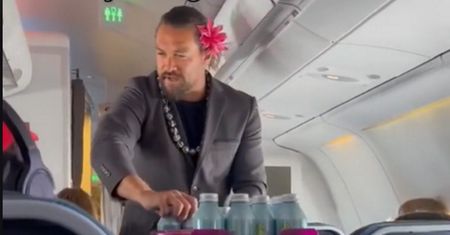 Miny pasażerów? Bezcenne. Aktor wyręczył stewardessę