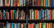 Fotograf w bibliotece. Mateusz Walerowicz miłość do książek łączy z pasją do robienia zdjęć