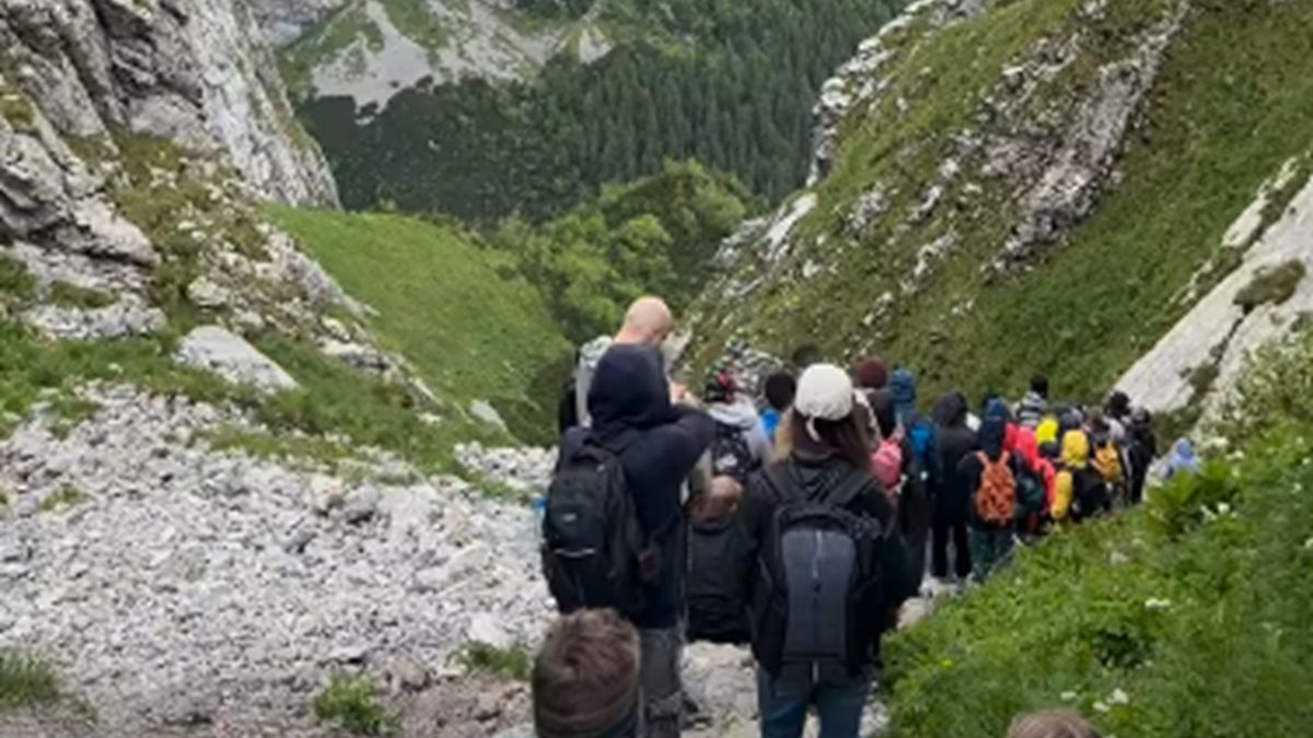 Turyści czekają w kolejkach na szlakach.