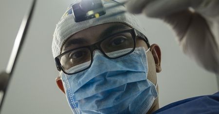 Stomatolog dopuścił się ingerencji w sferę intymną 24-latki. Kobiecie udało się uciec