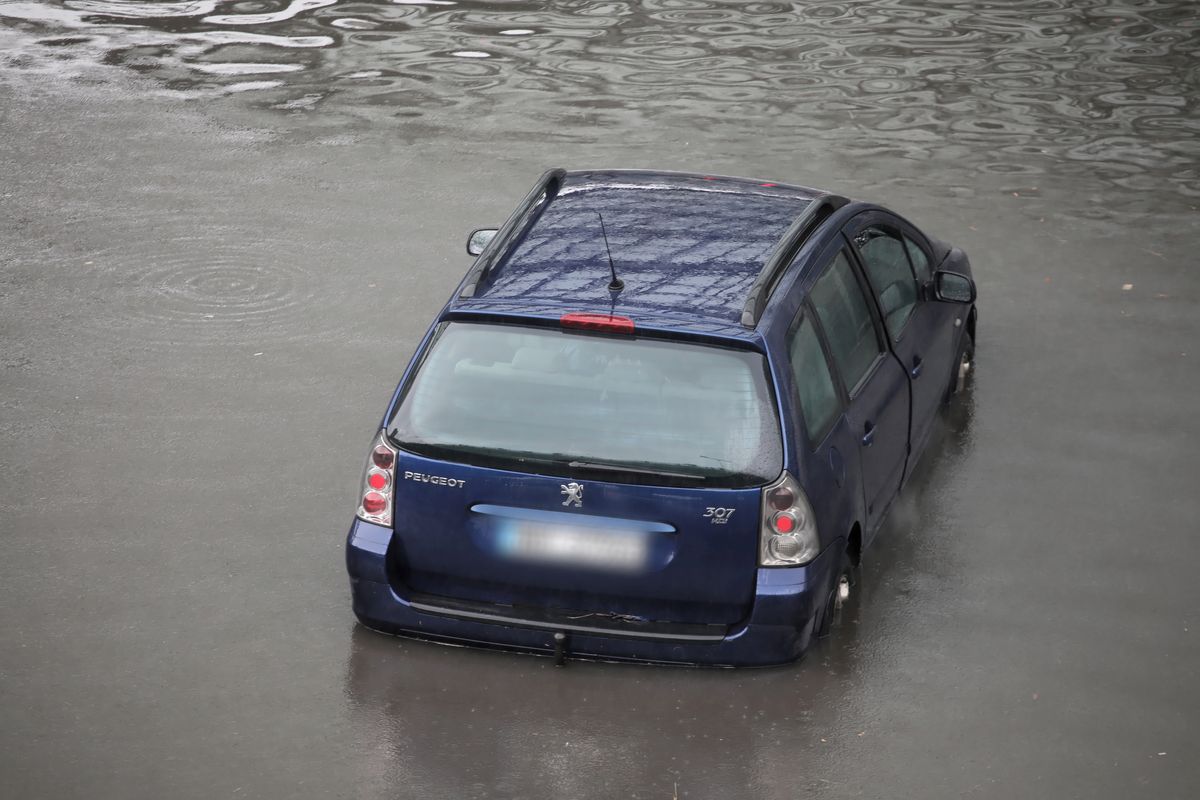Злива паралізувала Варшаву. Водії застрягли у затоплених автомобілях

