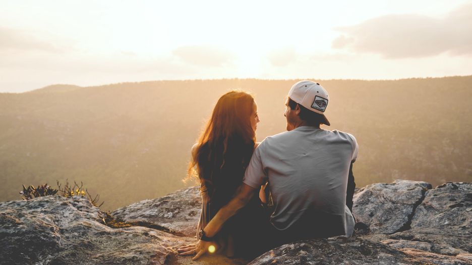 Dla coraz większej liczby młodych monogamia przestaje być normą. Staje się tylko jedną z opcji. (fot. Cody Black, Unsplash)