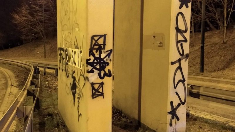 Namalowali graffiti na filarze wiaduktu pod ul. Poniatowskiego w Lublinie