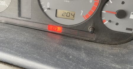 Kontrolka ręcznego. Dlaczego się świeci, jeśli hamulec nie jest zaciągnięty?