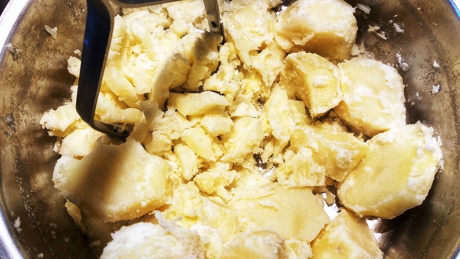 Toksyczna trucizna w ziemniakach. Prosty trik zapobiegnie ich kiełkowaniu