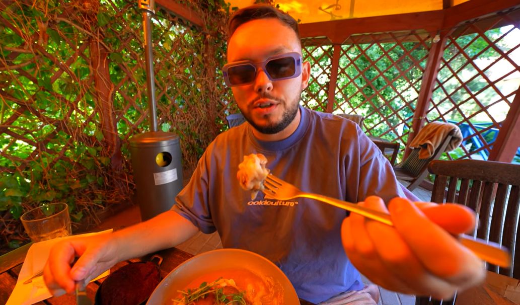 Książulo zachwyca się restauracją nad morzem