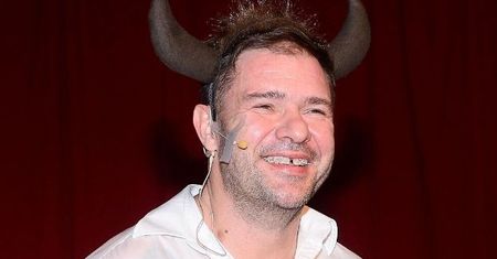 Tomasz Karolak żartuje z długu na 110 tys.zł: "Weźcie poduszki, bo Senator Milioner zabierze widownię"
