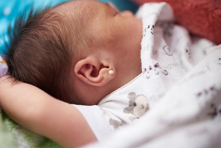 Przekłucie uszu noworodkowi. TikTok pęka w szwach od tych filmików
