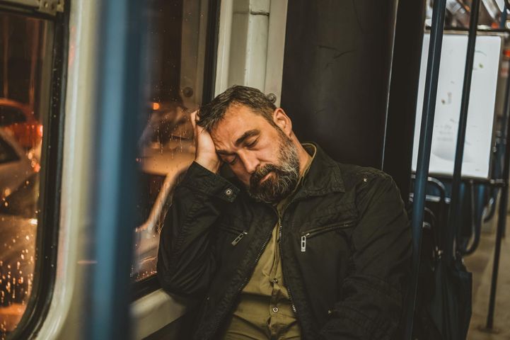 Hipersomnia to zaburzenie snu charakteryzujące się nadmierną sennością w ciągu dnia lub przedłużonym okresem snu w nocy.
