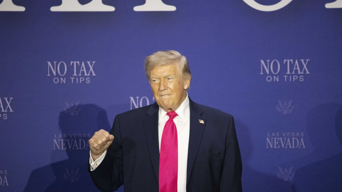 US President Donald Trump gestures before leading a roundtable event on his 'No Tax on Tips' policy at the AC Hotel Las Vegas Symphony Park in Las Vegas, Nevada, USA, 16 April 2026. The policy allows eligible workers to deduct up to 25,000 US dollars in qualified tip income from their federal taxes. EPA/RONDA CHURCHILL Dostawca: PAP/EPA.
