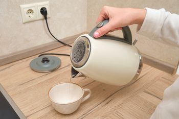 Używasz takiego czajnika? Chemiczka ostrzega