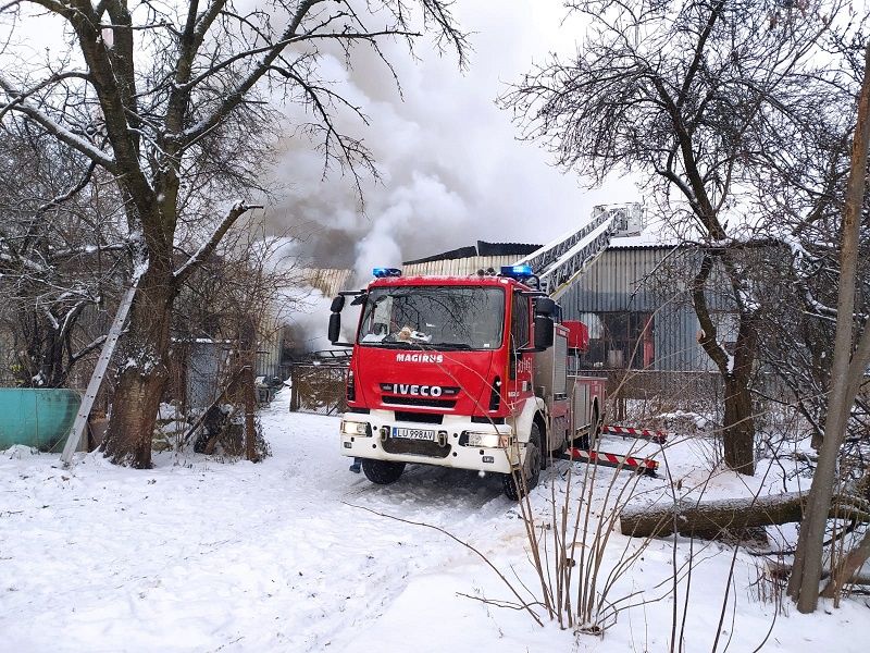 Pożar magazynu AGD i warsztatu samochodowego przy ul. Smoluchowskiego | fot. KM PSP w Lublinie