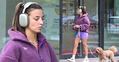 Naturalna Julia Wieniawa w sportowej stylówce stroi minki na spacerze z pupilem w Warszawie (ZDJĘCIA)