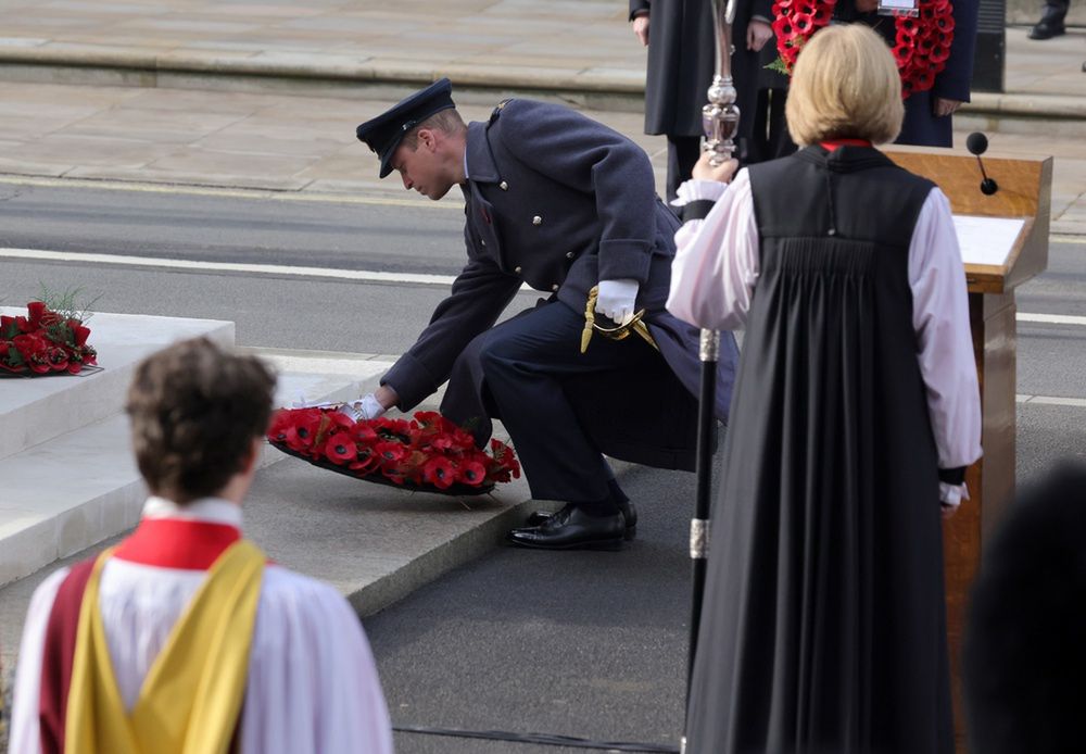Książę William składający makowy wieniec pod pomnikiem poległych żołnierzy 