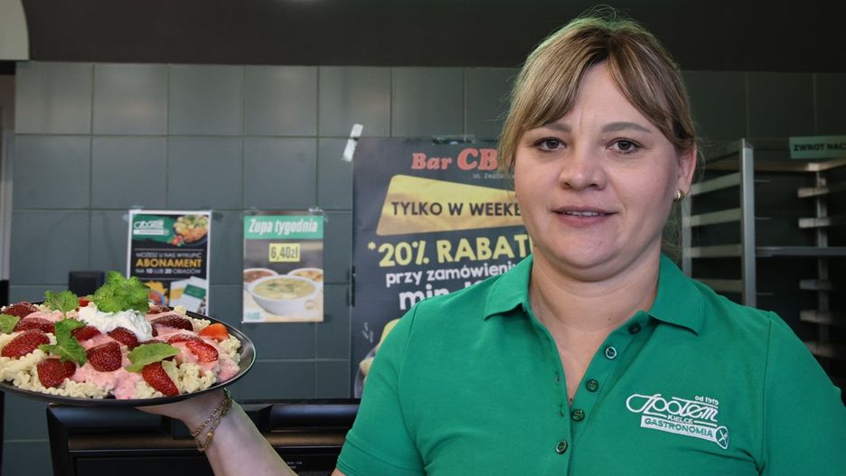 Na zdjęciu kierownik Centralnego Baru Mlecznego przy ulicy Zagórskiej 62 w Kielcach - Iwona Kołomańska. Jak przyznaje, jest pozytywnie zaskoczona odzewem gości lokalu na ulubione danie Igi Świątek.