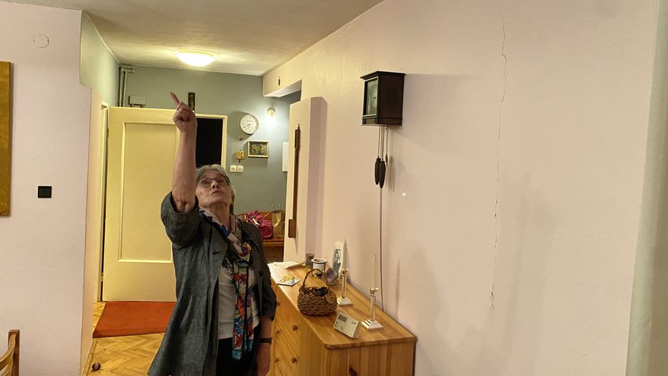 Spękanie ciągnie się przez ścianę i sufit
