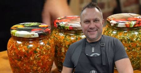 Strzelczyk pokazał, jak zrobić najlepszą przyprawę do rosołu. Już nie kupisz w sklepie chemicznej kostki