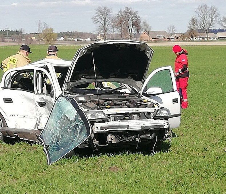 Łódzkie. Nie ustąpiła pierwszeństwa. Jedna osoba nie żyje, 5 jest rannych 