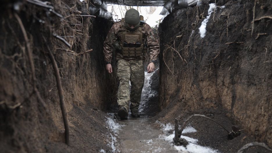 epaselect epa09723295 A Ukrainian serviceman patrols at the front line, not far from the pro-Russian-militants-controlled city of Donetsk, Ukraine, 02 February 2022 amid escalation on the Ukraine - Russian border.  EPA/STANISLAV KOZLIUK Dostawca: PAP/EPA.