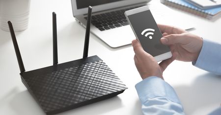 Jak sprawdzić, czy sąsiad kradnie Wi-Fi? Prosty sposób na ochronę sieci