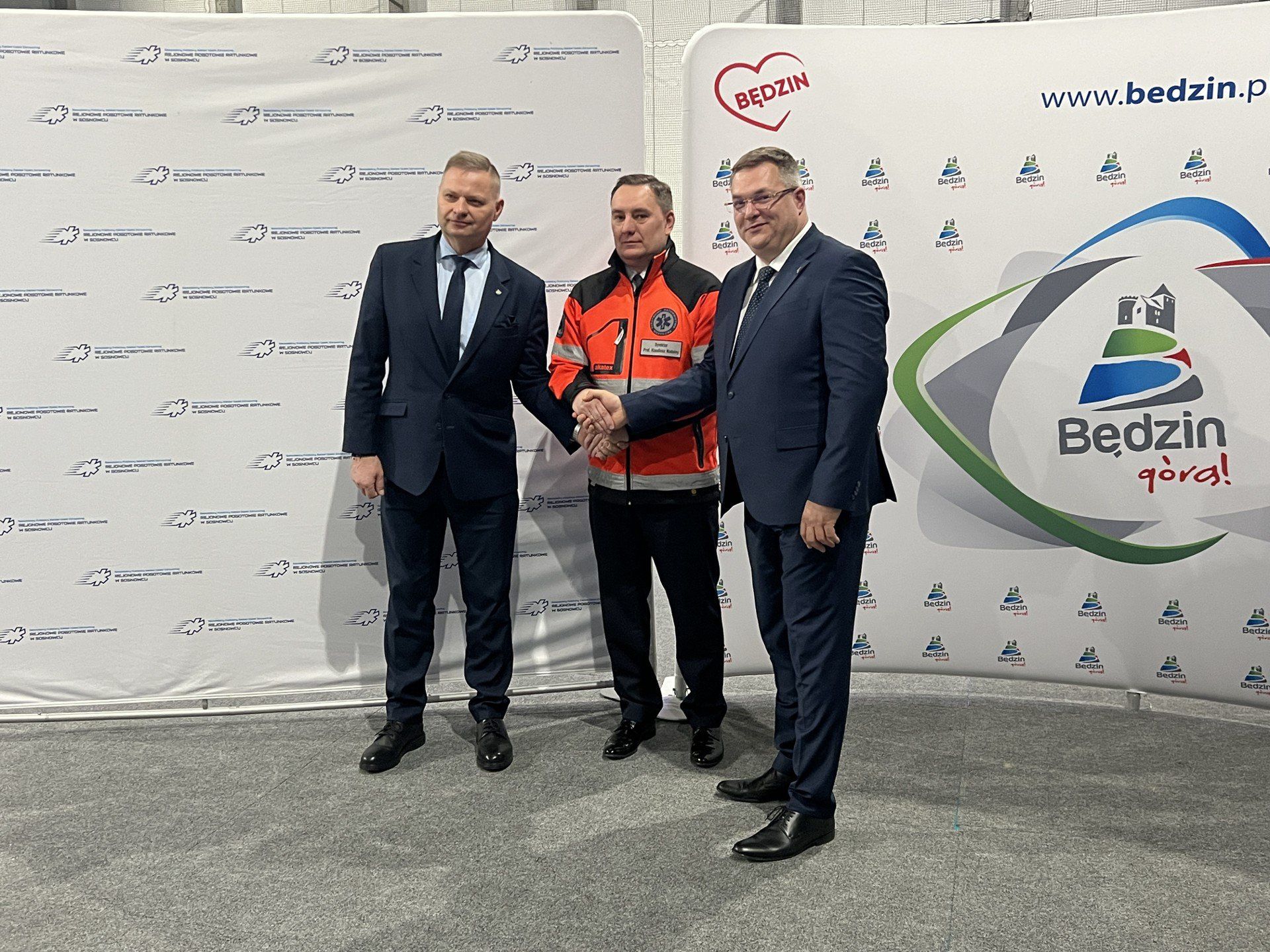 Rafał Adamczyk, prof. Klaudiusz Nadolny i Łukasz Komoniewski poinformowali 1 grudnia o nowym zespole ratownictwa medycznego w Będzinie