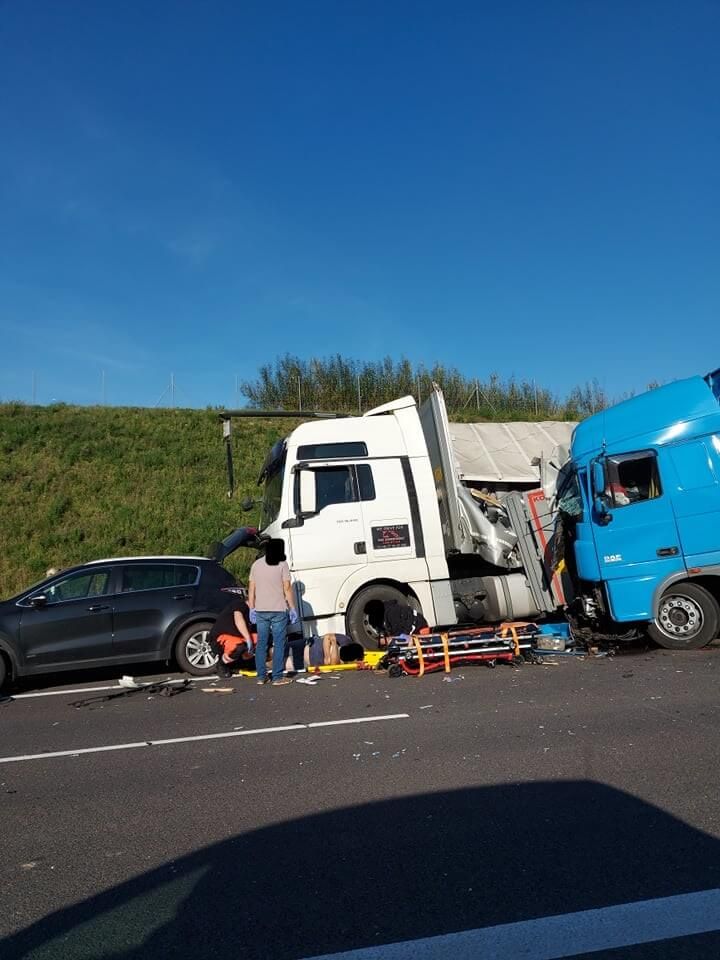 Zderzenie dwóch ciężarówek na drodze ekspresowej S17