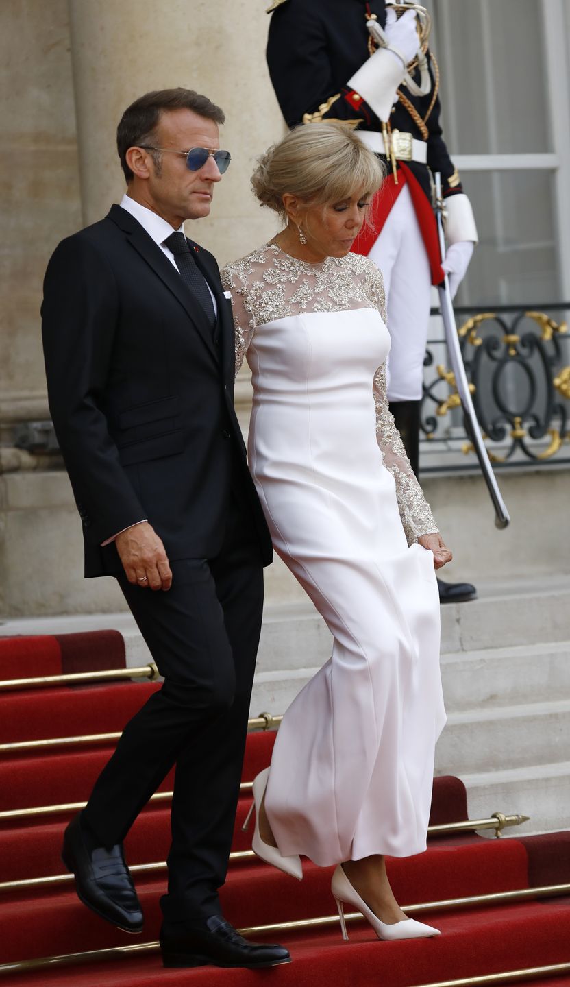 Emmanuel i Brigitte Macronowie witają króla Tajlandii z żoną