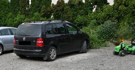 Nie zauważył wnuka. Przejechał po 1,5-rocznym chłopcu
