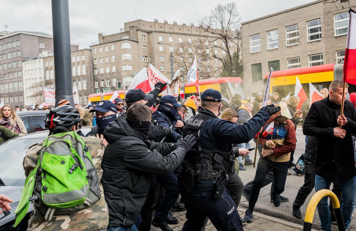 Warszawa. Protest przeciwników obostrzeń. Dwoje policjantów w szpitalu