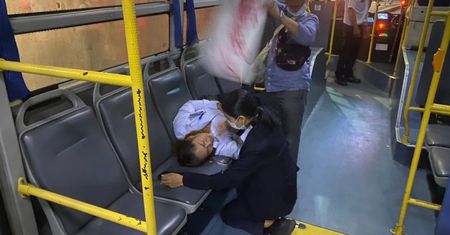 Konduktorka zemdlała, gdy wsiadł do autobusu. Pasażer w Bangkoku miał owoc