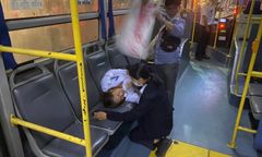 Konduktorka zemdlała, gdy wsiadł do autobusu. Pasażer w Bangkoku miał owoc