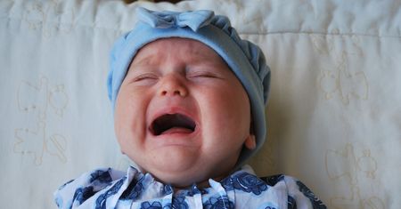 Młoda mama nie mogła uspokoić płaczącego dziecka. Oburzony sąsiad przyszedł do jej domu z pretensjami