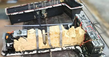 Wstrzymali ruch samochodów elektrycznych przez Most Krymski. Boją się eksplozji