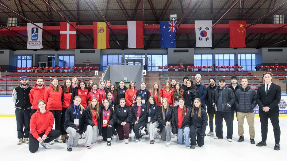 JE Ambasador Kanady, Catherine Godin, na spotkaniu z Polską Reprezentacją Kobiet U-18 w Katowicach. Źródło: Ambasada Kanady w Warszawie