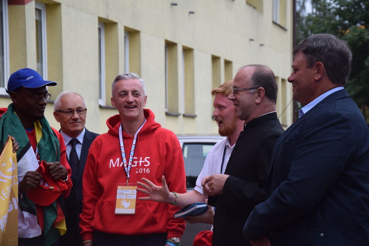 Młodzież z całego świata eksperymentuje w powiecie ostrowieckim