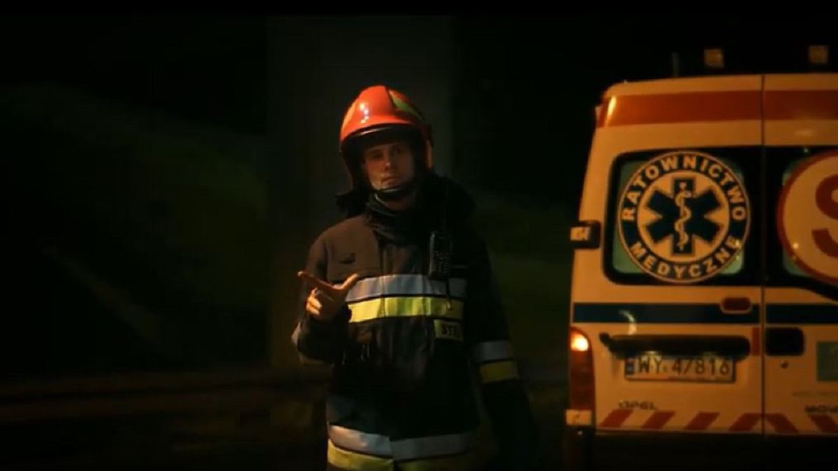 Każdy kierowca powinien pamiętać o tym geście, by nie utrudniać przejazdu służbom ratunkowym.