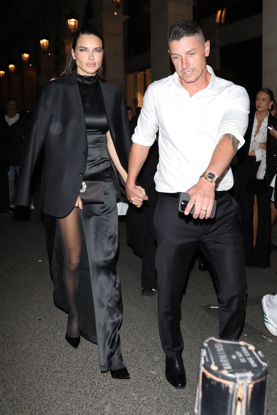 Adriana Lima w drodze na kolację podczas Paris Fashion Week