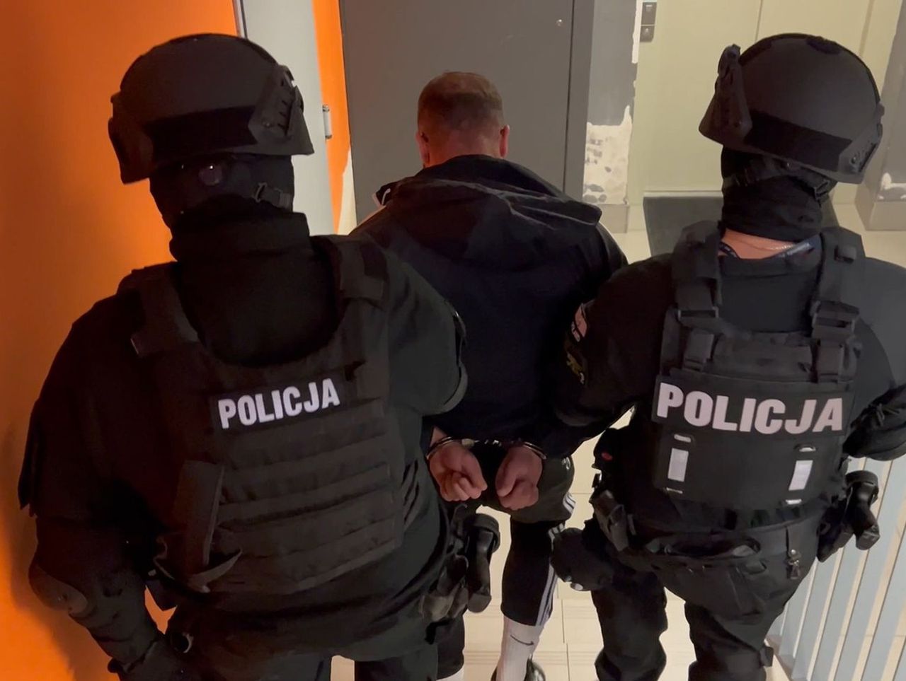 Września: W czterech brutalnie napadli na mężczyznę. Bili go kostką brukową, okładali kijem i kopali