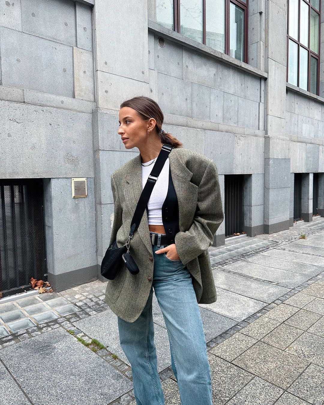 Julia Wieniawa w jesiennej stylizacji z szerokimi jeansami