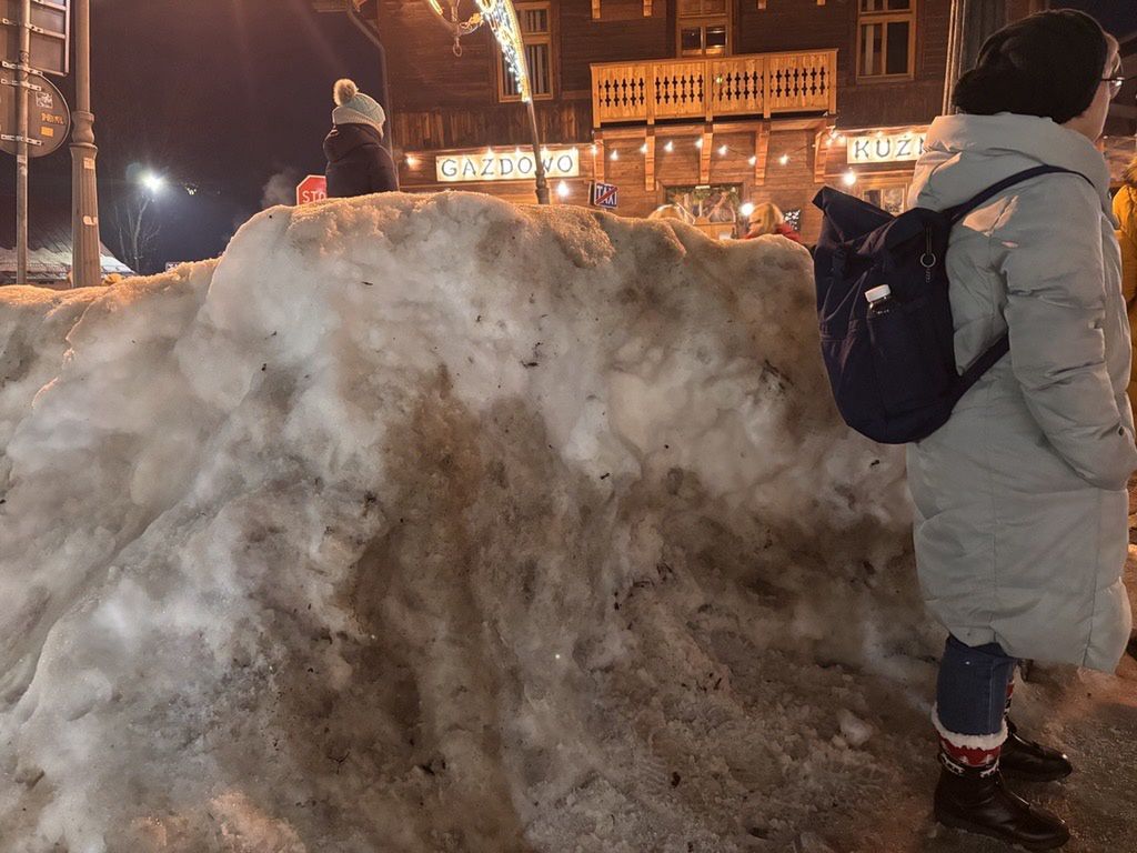 Śnieg na Krupówkach w sobotę.