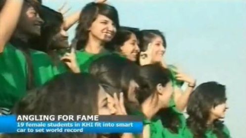 Rekord świata - 19 ślicznych studentek w jednym Smarcie [wideo] 1