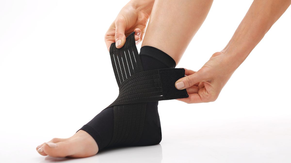 Stabilizator stawu skokowego zapewnia stabilność w przypadku kontuzji stawu.