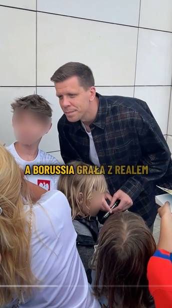 Wojciech Szczęsny rozmawia z dziećmi