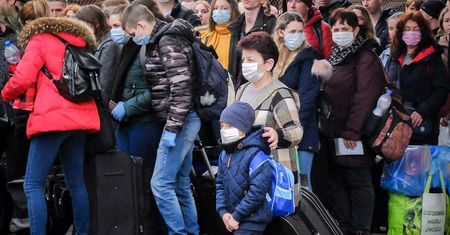 Dolny Śląsk. Obcokrajowcy w nocy na środku ulicy. Wrocławianki organizują pomoc