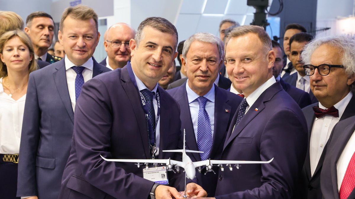 Mi?dzynarodowy Salon Przemys?u Obronnego w Kielcach
Fot. Piotr Molecki/East News, Kielce, 05.09.2022. Miedzynarodowy Salon Przemyslu Obronnego w Kielcach.
N/z: prezes firmy Baykar Haluk Bayraktar (2L), Mariusz Blaszczak (L), prezydent Andrzej Duda (2P), prezes Targo Kielce Andrzej Mochon (P)
Piotr Molecki